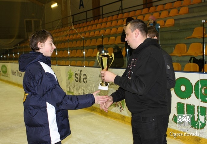 Ogres 1.vidusskolas hokejisti atgūst Placēna kausu