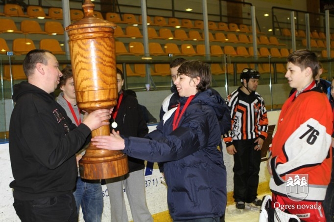 Ogres 1.vidusskolas hokejisti atgūst Placēna kausu