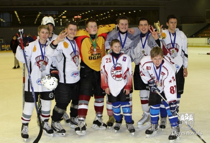 Ogres 1.vidusskolas hokejisti atgūst Placēna kausu