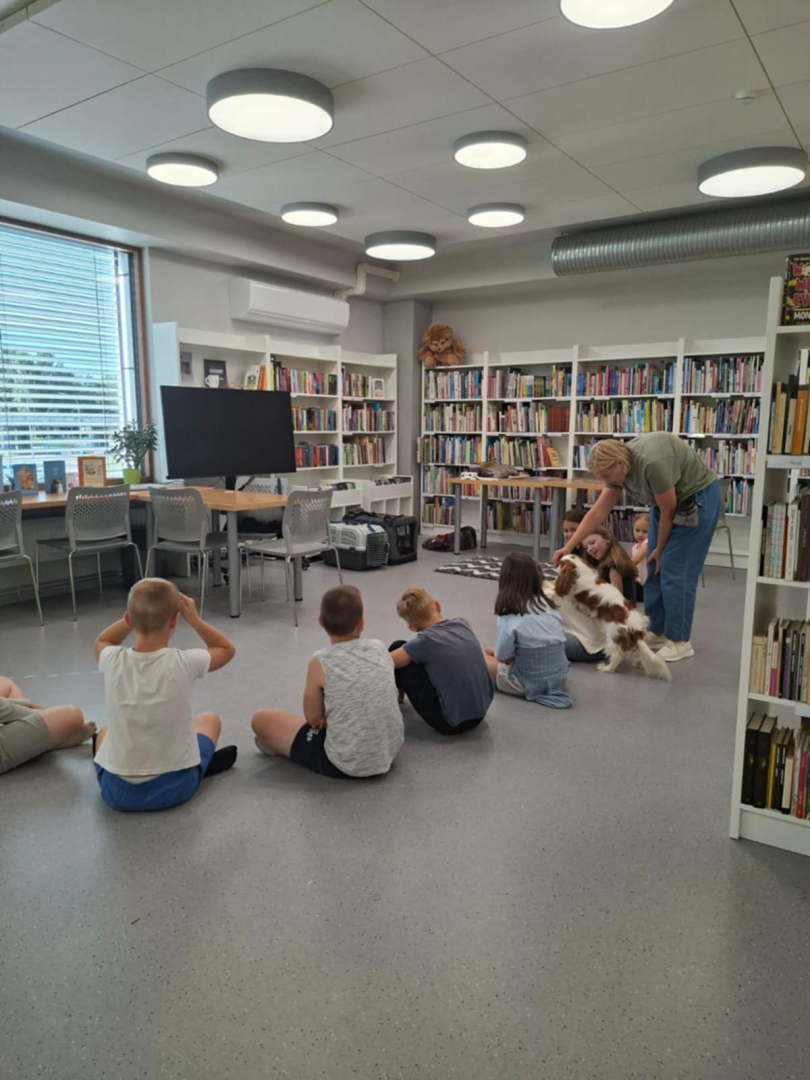 Ikšķiles pilsētas bibliotēkā realizēts neparasts projekts – ar kanisterapijas palīdzību veicināts bērnu lasītprieks