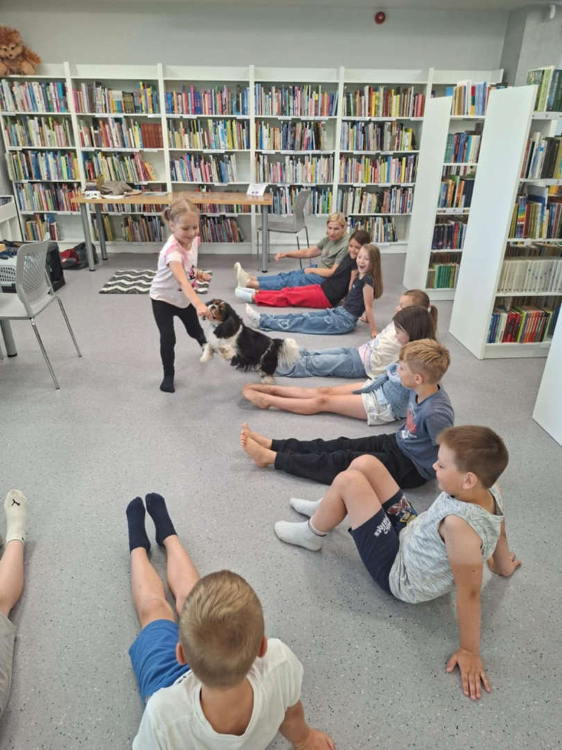 Ikšķiles pilsētas bibliotēkā realizēts neparasts projekts – ar kanisterapijas palīdzību veicināts bērnu lasītprieks