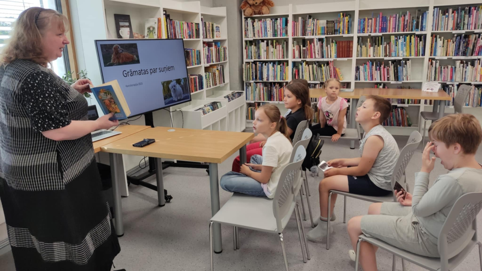 Ikšķiles pilsētas bibliotēkā realizēts neparasts projekts – ar kanisterapijas palīdzību veicināts bērnu lasītprieks