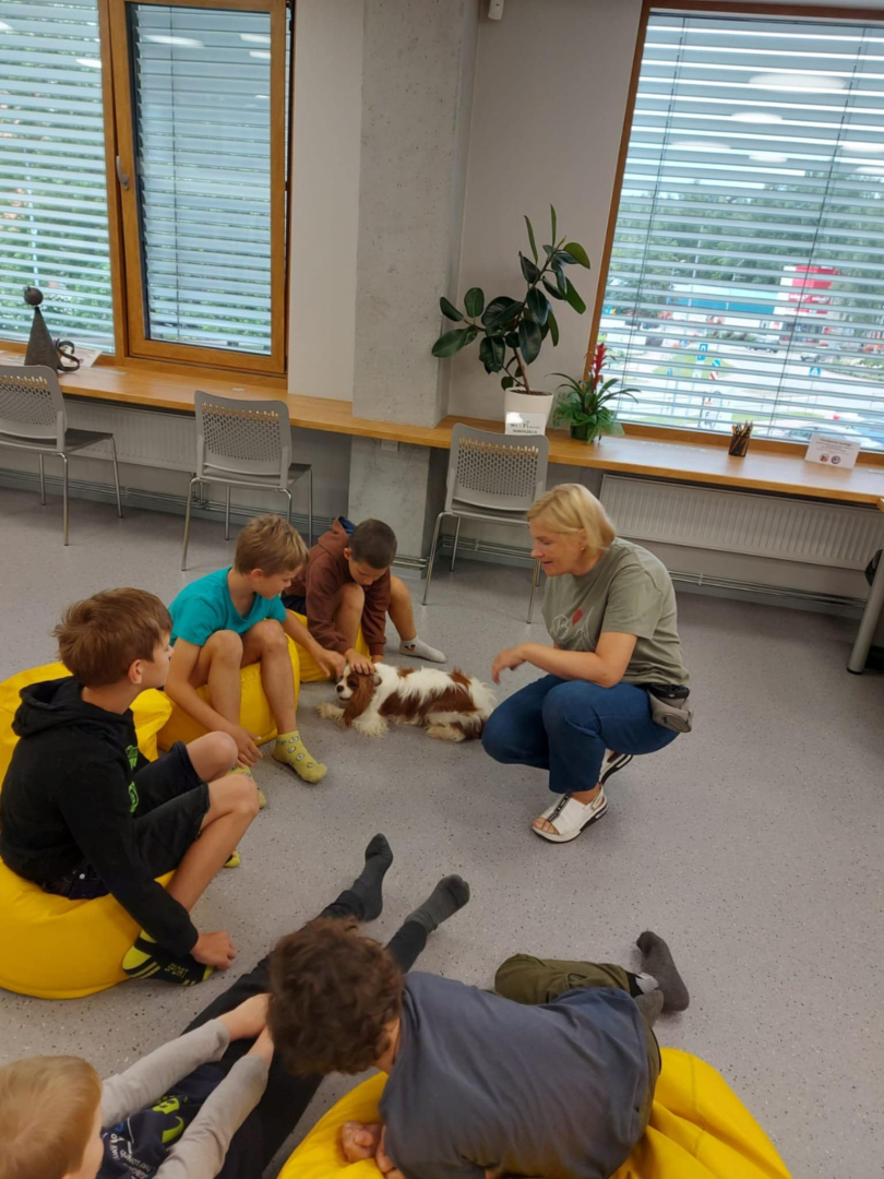 Ikšķiles pilsētas bibliotēkā realizēts neparasts projekts – ar kanisterapijas palīdzību veicināts bērnu lasītprieks