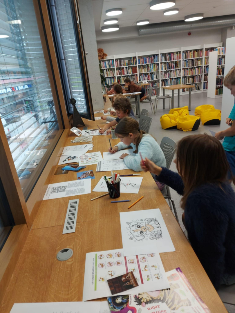 Ikšķiles pilsētas bibliotēkā realizēts neparasts projekts – ar kanisterapijas palīdzību veicināts bērnu lasītprieks. Bērni zīmē un krāso attēlus