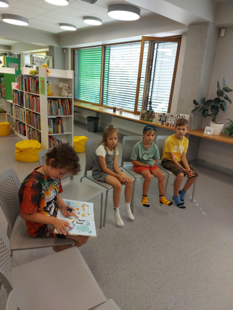 Ikšķiles pilsētas bibliotēkā realizēts neparasts projekts – ar kanisterapijas palīdzību veicināts bērnu lasītprieks. Bērni lasa un klausās