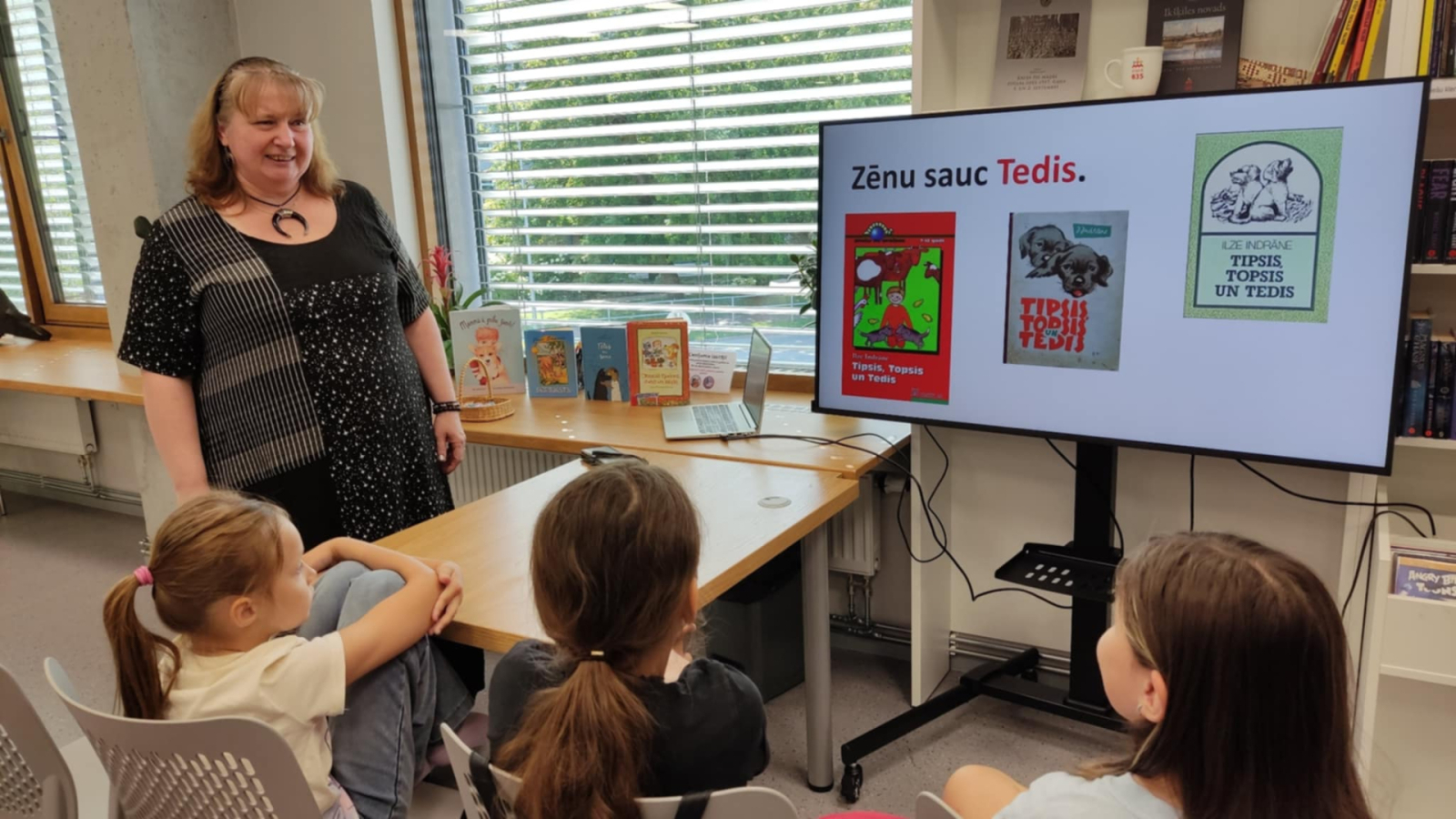 Ikšķiles pilsētas bibliotēkā realizēts neparasts projekts – ar kanisterapijas palīdzību veicināts bērnu lasītprieks