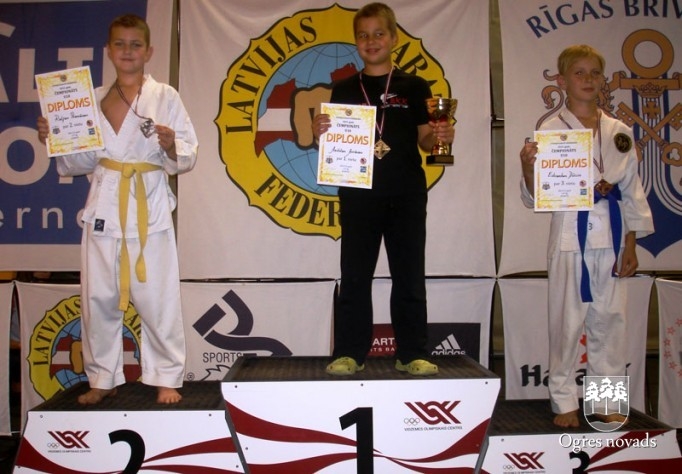 "KARATE SEN-E" sportistiem zelts un divi sudrabi Latvijas čempionātā