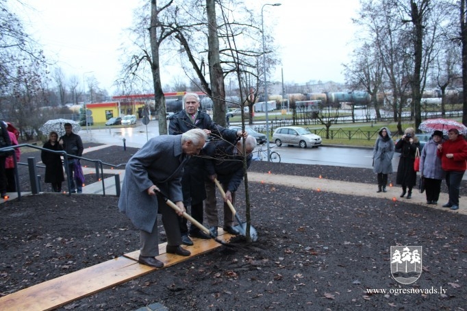 Ogrē Valsts svētkos atklāj renovēto piemiņas vietu politiski represētajiem