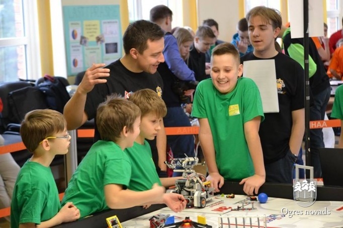 Lego robotu sacensībās Ogres komandām kausi