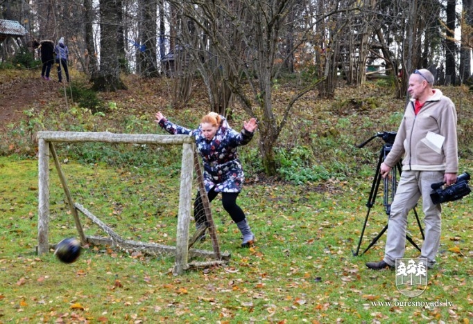 Ziemas peldētāji Sauleskalnā peld pa saulei