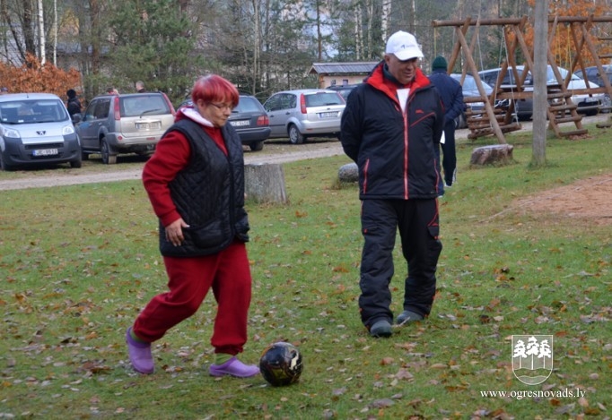 Ziemas peldētāji Sauleskalnā peld pa saulei