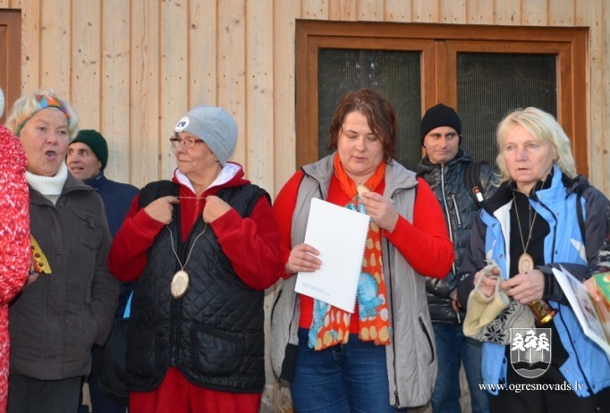 Ziemas peldētāji Sauleskalnā peld pa saulei