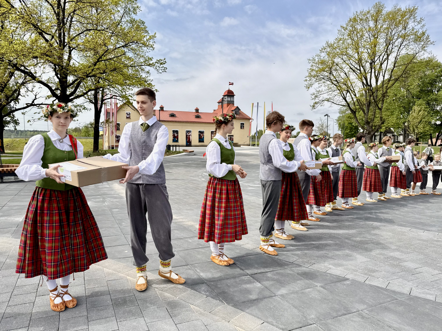 visi kolektīvi, kuri gatavojas Svētkiem, radoši iesaistās kopīgā aktivitātē “Savīšanās ceļš”, apgleznojot un radot savu unikālo identitāti uz pērlēm, kas svētku laikā pārtaps vides objektā “Vijums”, ko varēs apskatī Vērmanes dārzā