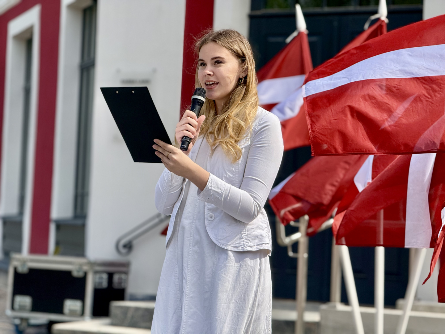 visi kolektīvi, kuri gatavojas Svētkiem, radoši iesaistās kopīgā aktivitātē “Savīšanās ceļš”, apgleznojot un radot savu unikālo identitāti uz pērlēm, kas svētku laikā pārtaps vides objektā “Vijums”, ko varēs apskatī Vērmanes dārzā