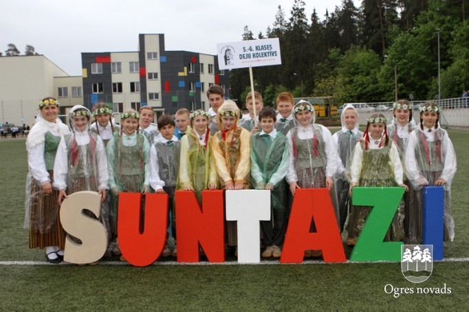 Skolu jaunatnes dziesmu svētki izskan Ogres estrādē