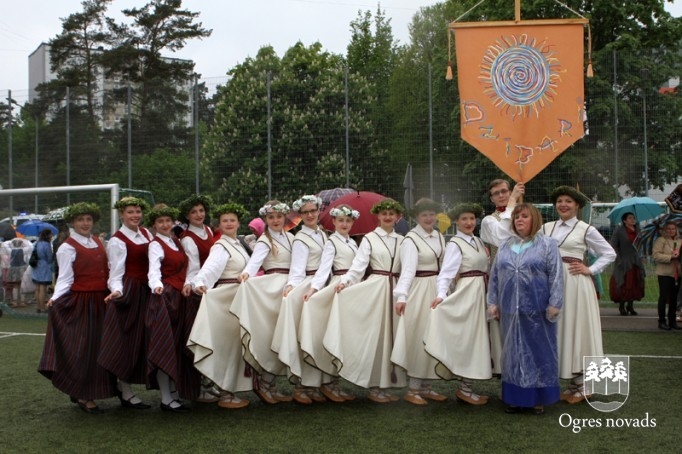 Skolu jaunatnes dziesmu svētki izskan Ogres estrādē