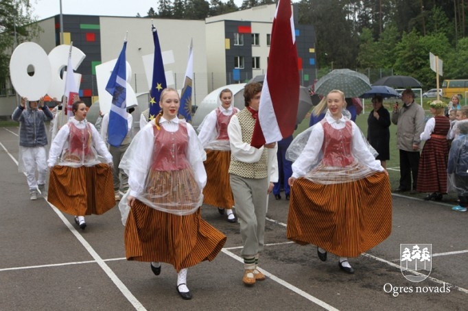 Skolu jaunatnes dziesmu svētki izskan Ogres estrādē