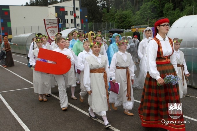 Skolu jaunatnes dziesmu svētki izskan Ogres estrādē