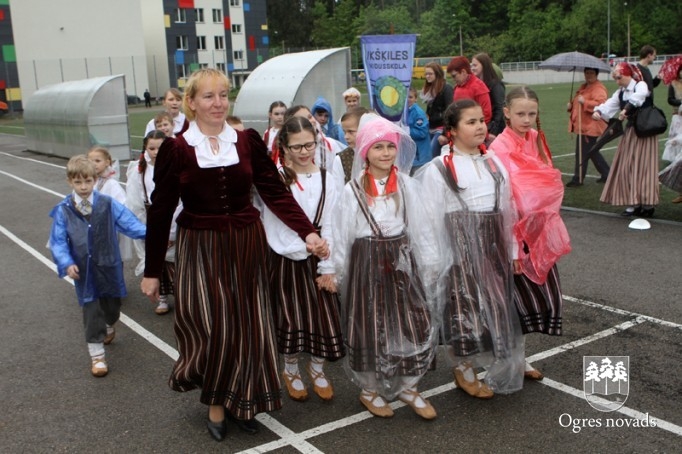 Skolu jaunatnes dziesmu svētki izskan Ogres estrādē