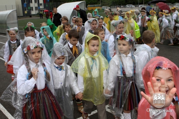 Skolu jaunatnes dziesmu svētki izskan Ogres estrādē