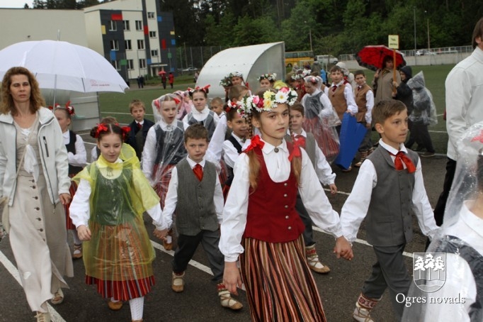 Skolu jaunatnes dziesmu svētki izskan Ogres estrādē