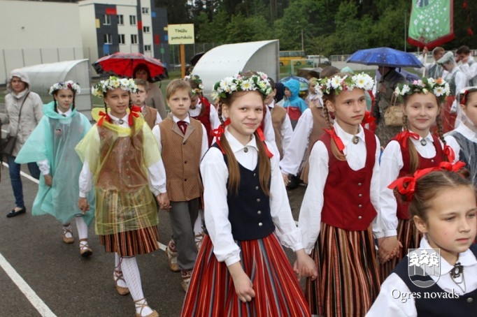 Skolu jaunatnes dziesmu svētki izskan Ogres estrādē
