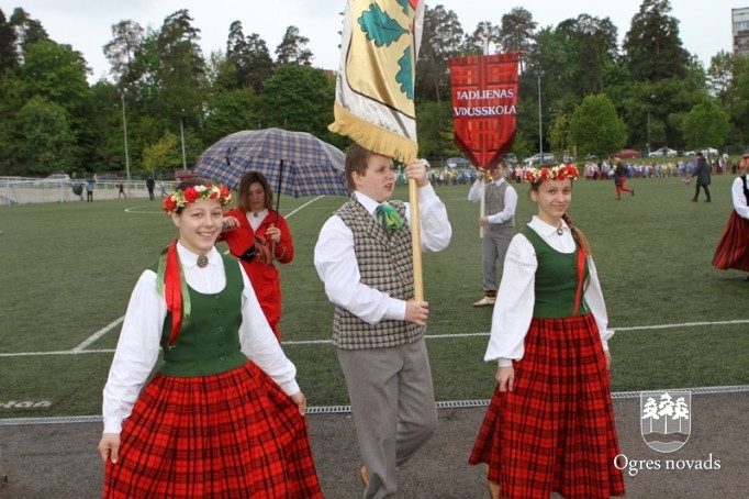Skolu jaunatnes dziesmu svētki izskan Ogres estrādē