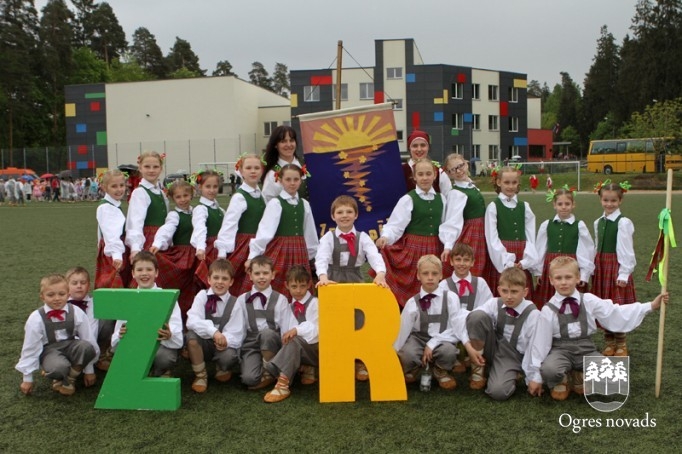 Skolu jaunatnes dziesmu svētki izskan Ogres estrādē