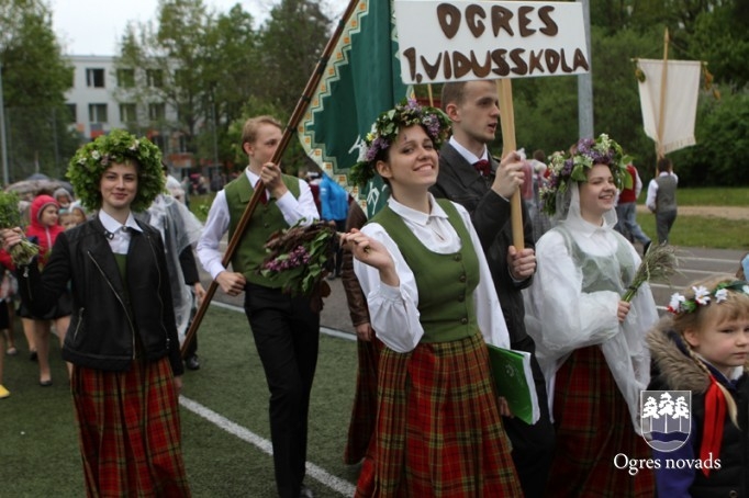Skolu jaunatnes dziesmu svētki izskan Ogres estrādē