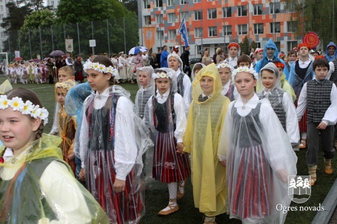 Skolu jaunatnes dziesmu svētki izskan Ogres estrādē