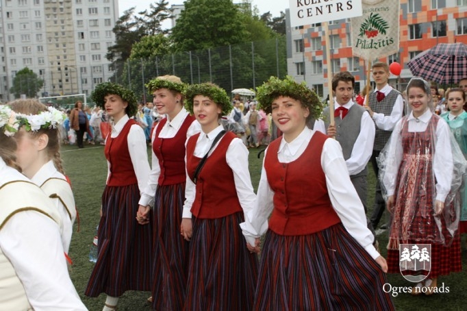 Skolu jaunatnes dziesmu svētki izskan Ogres estrādē