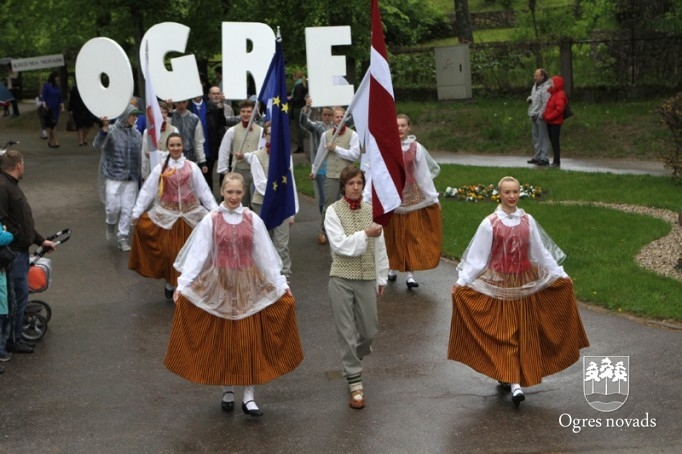 Skolu jaunatnes dziesmu svētki izskan Ogres estrādē
