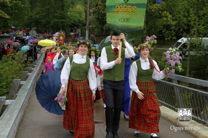 Skolu jaunatnes dziesmu svētki izskan Ogres estrādē