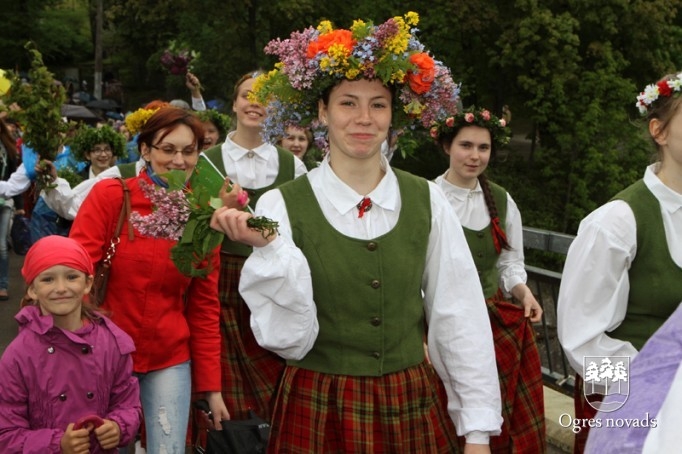 Skolu jaunatnes dziesmu svētki izskan Ogres estrādē