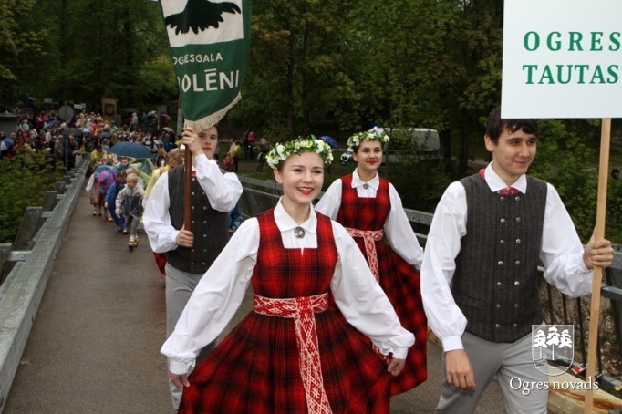 Skolu jaunatnes dziesmu svētki izskan Ogres estrādē