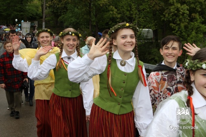 Skolu jaunatnes dziesmu svētki izskan Ogres estrādē