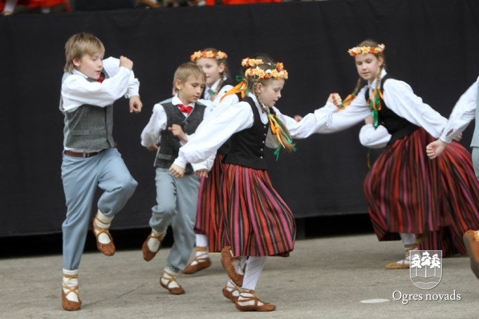 Skolu jaunatnes dziesmu svētki izskan Ogres estrādē
