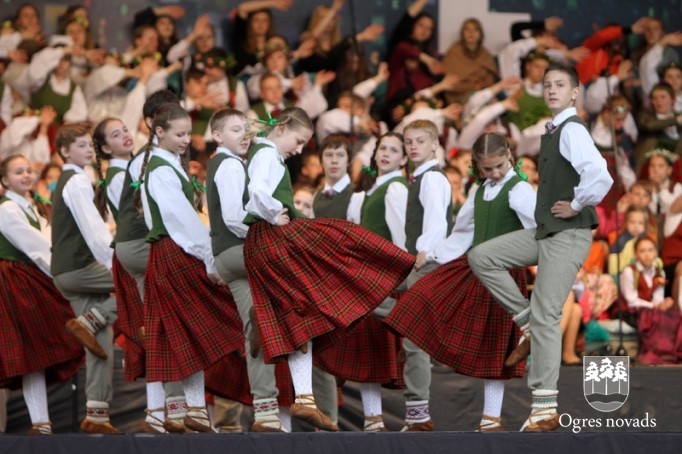 Skolu jaunatnes dziesmu svētki izskan Ogres estrādē