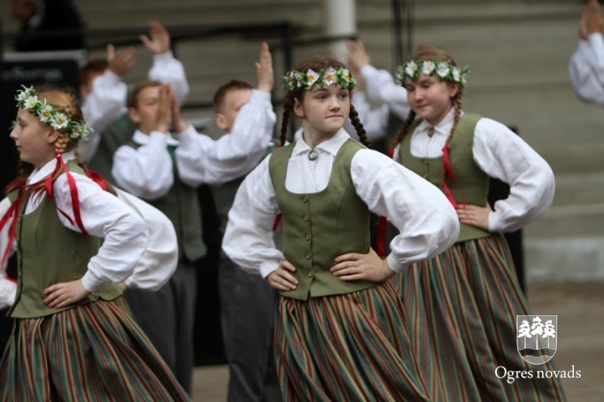 Skolu jaunatnes dziesmu svētki izskan Ogres estrādē
