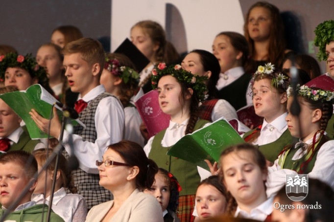 Skolu jaunatnes dziesmu svētki izskan Ogres estrādē