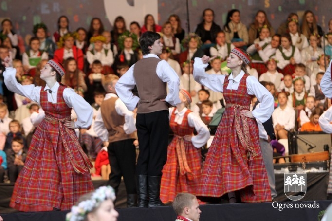 Skolu jaunatnes dziesmu svētki izskan Ogres estrādē