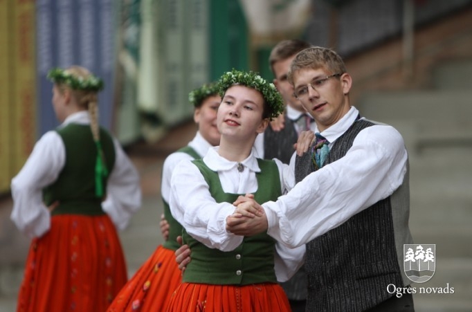 Skolu jaunatnes dziesmu svētki izskan Ogres estrādē