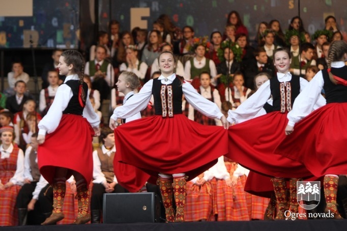 Skolu jaunatnes dziesmu svētki izskan Ogres estrādē