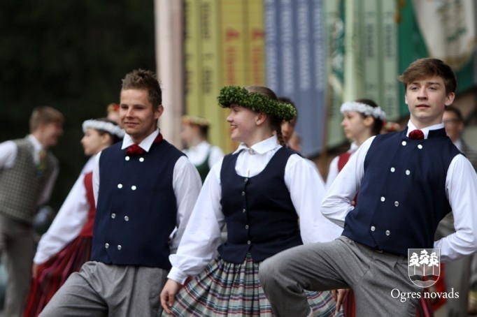 Skolu jaunatnes dziesmu svētki izskan Ogres estrādē