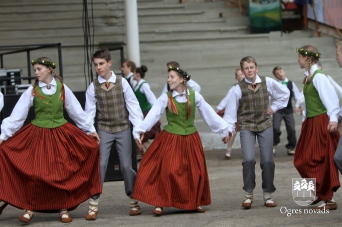 Skolu jaunatnes dziesmu svētki izskan Ogres estrādē