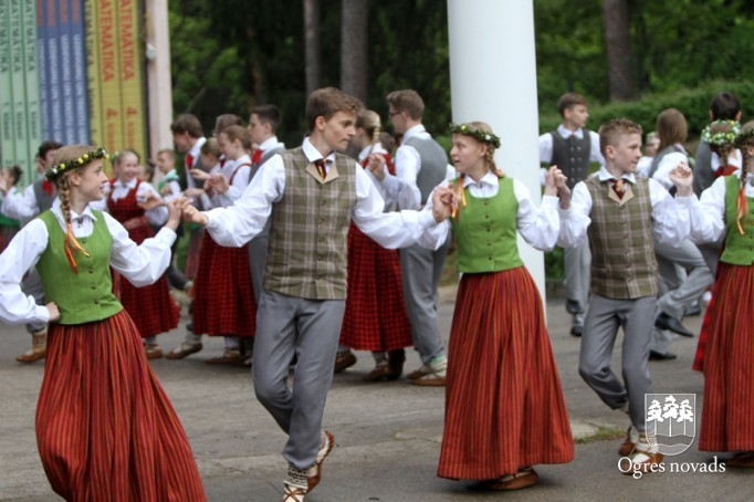 Skolu jaunatnes dziesmu svētki izskan Ogres estrādē