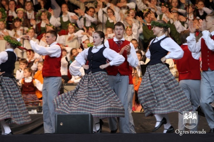 Skolu jaunatnes dziesmu svētki izskan Ogres estrādē