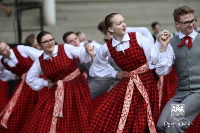 Skolu jaunatnes dziesmu svētki izskan Ogres estrādē