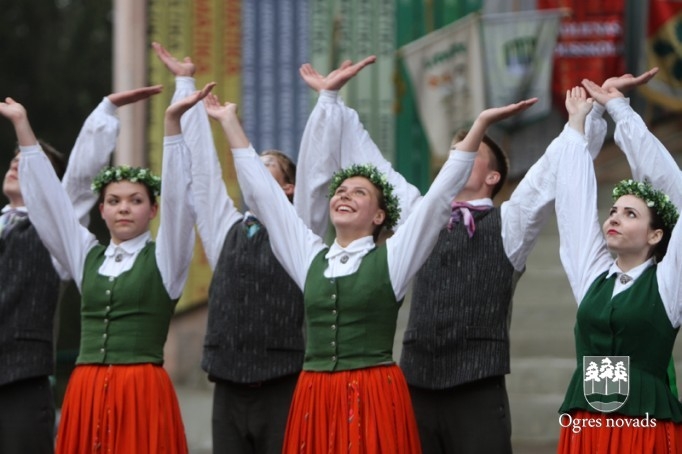 Skolu jaunatnes dziesmu svētki izskan Ogres estrādē