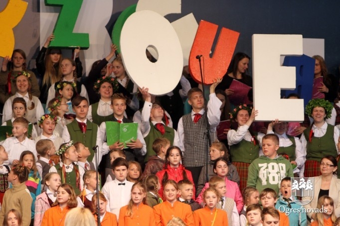 Skolu jaunatnes dziesmu svētki izskan Ogres estrādē